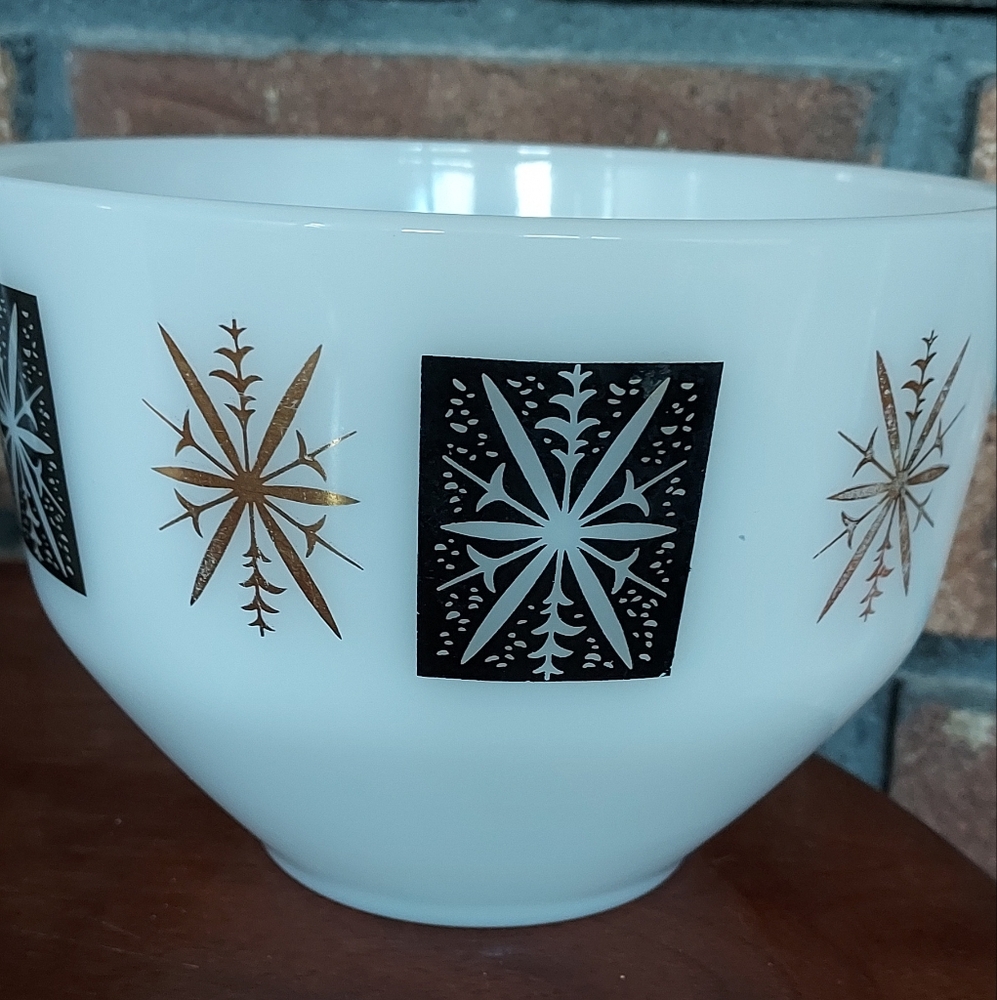 Vintage Federal White Milk Glass Atomic Starburst Snowflake Gold 1 1/2 Qt Bowl